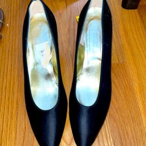 NWT! Bloomingdale’s Black Satin Pumps. Size 9AA.